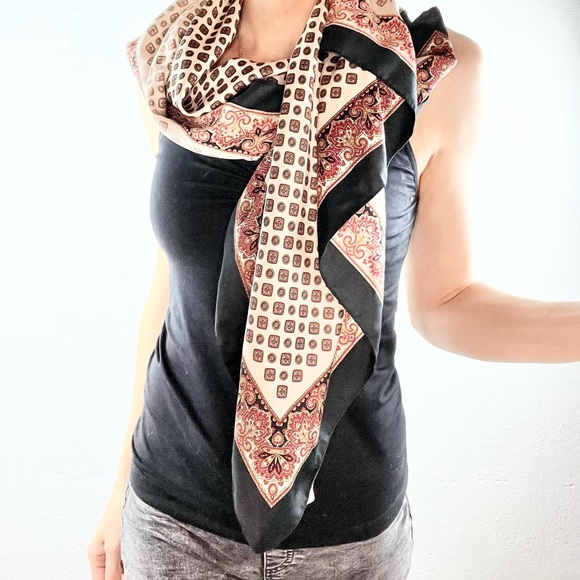 ISOTONER - SIGNATURE COLLECTION |🧣🖤Paisley Print Large Square Scarf - Picture 4 of 8